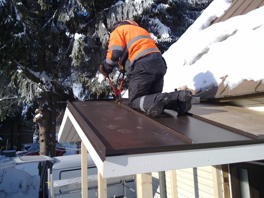 Rakennuspeltityöt tehdään enimmäkseen talven ulkopuolella, koska olosuhteet vähentävät rakentamista talvella. 